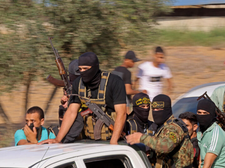 «Tommy» ‘Ten names’ «Robinson» griner for shekels og blir kokt i eget kommentarfelt