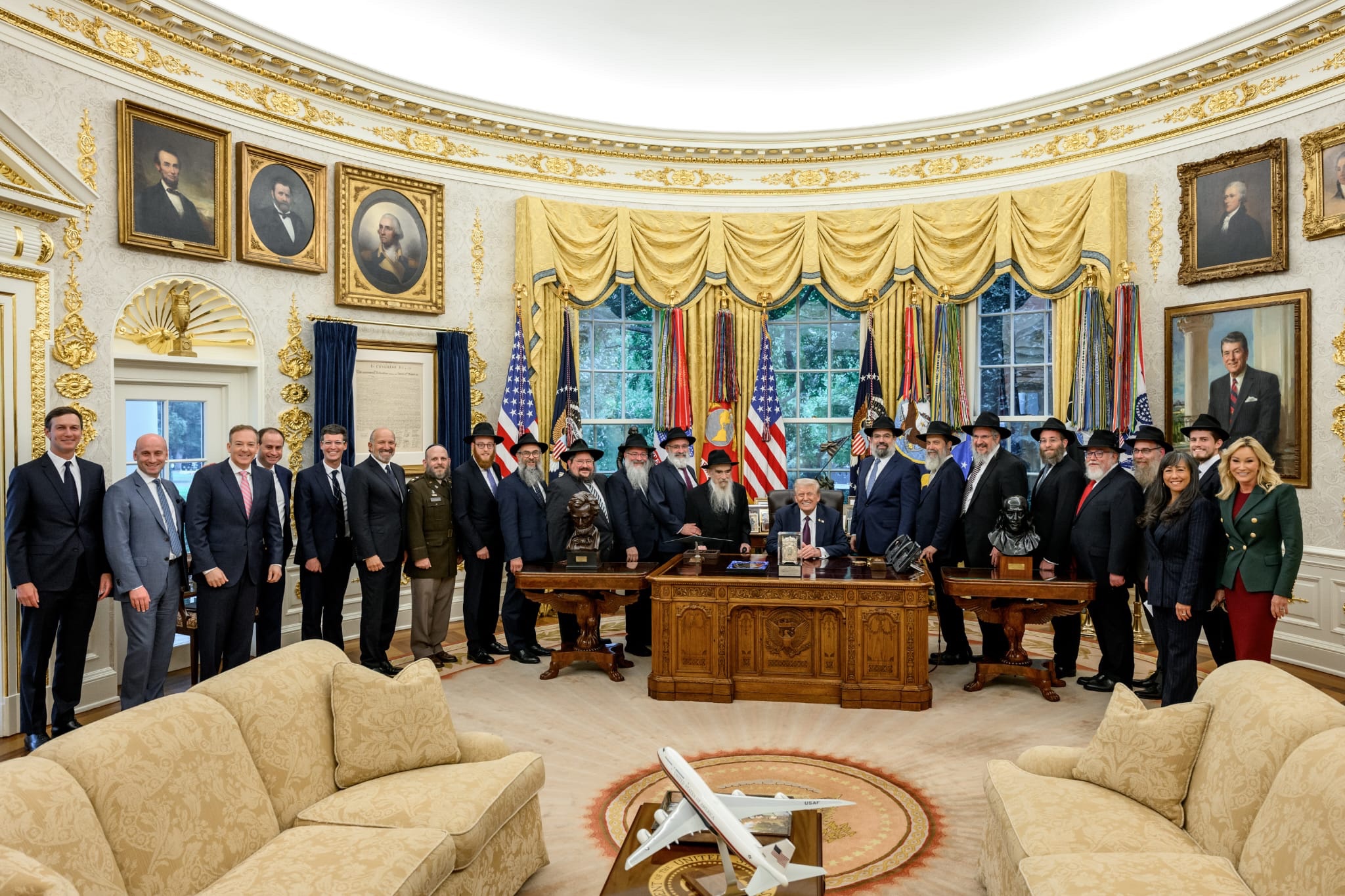 Donald Trump, oppfinner av hjulet, skaper «fred», etter «3000 år» med forhandlinger med «kHAMAS»